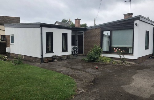 Coleford Maison | Comfortable architect designed retro style bungalow, easy access