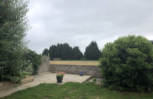 Coleford Maison | Comfortable architect designed retro style bungalow, easy access