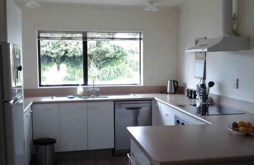 Paraparaumu Beach Maison | Comfortable beach house 200 meters from Paraparaumu beach