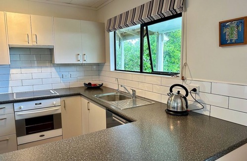 Whananaki North Maison | Bach confortable avec une vue imprenable sur la meilleure plage