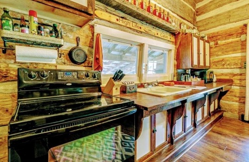 Lynchburg Cabine | Comfortable cabin in Lynchburg with a lake view.5 miles from Jack Daniel