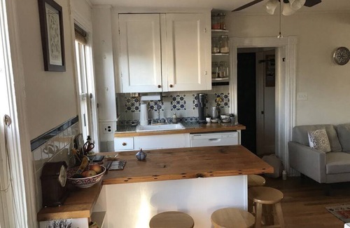 North Cambridge Appartement | Comfortable Cambridge home with deck in walkable family neighborhood