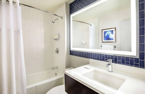 East Cambridge Hôtel | Comfortable Cambridge Stay w/ Spectacular Charles River Views