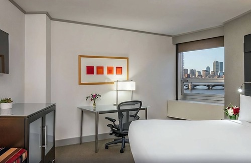 East Cambridge Hôtel | Comfortable Cambridge Stay w/ Spectacular Charles River Views