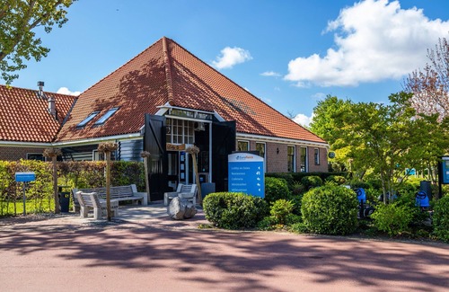 Velsen-Zuid Chalet De Ski | Comfortable chalet with dishwasher, on a holiday park, 25 km. from Amsterdam