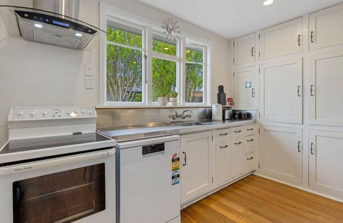 Russley Maison | Comfortable Character - Christchurch Holiday Home