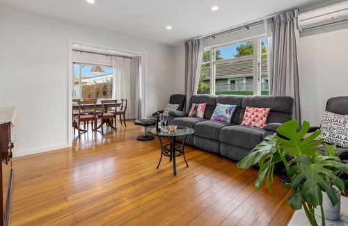 Russley Maison | Comfortable Character - Christchurch Holiday Home