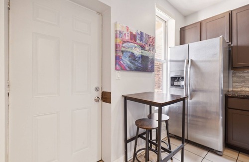 Grand Boulevard Copropriété | Comfortable Condo In The Heart Of Bronzeville 4 Bedroom Condo by RedAwning