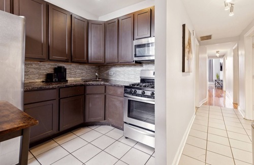 Grand Boulevard Copropriété | Comfortable Condo In The Heart Of Bronzeville 4 Bedroom Condo by RedAwning