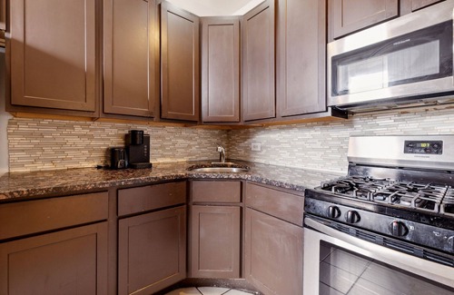 Grand Boulevard Copropriété | Comfortable Condo In The Heart Of Bronzeville 4 Bedroom Condo by RedAwning