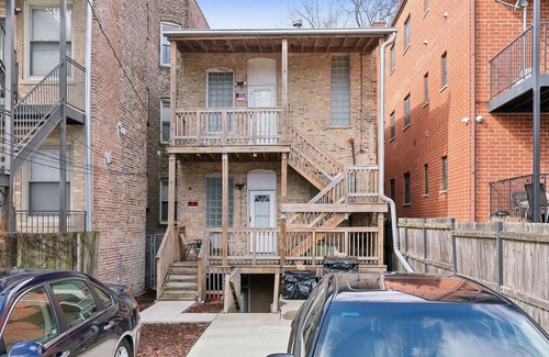 Grand Boulevard Copropriété | Comfortable Condo In The Heart Of Bronzeville 4 Bedroom Condo by RedAwning