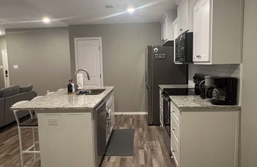Beebe Maison | Comfortable & Cozy Private Bed New ConstructionnHouse w/Privacy Fence Backyard