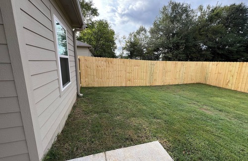 Beebe Maison | Comfortable & Cozy Private Bed New ConstructionnHouse w/Privacy Fence Backyard