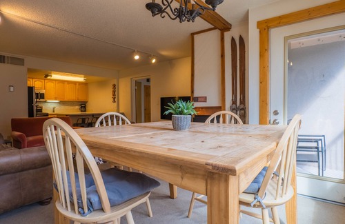 Copper Mountain Village Copropriété | Comfortable Cozy Condo - Short Walk to American Eagle Lift - SH402 by RedAwning