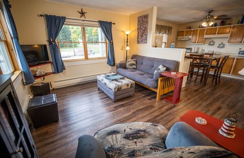 Munising Appartement | Confortable et familial situé sur la rive du lac Supérieur de Munising Bay