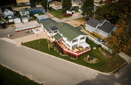 Munising Appartement | Confortable et familial situé sur la rive du lac Supérieur de Munising Bay