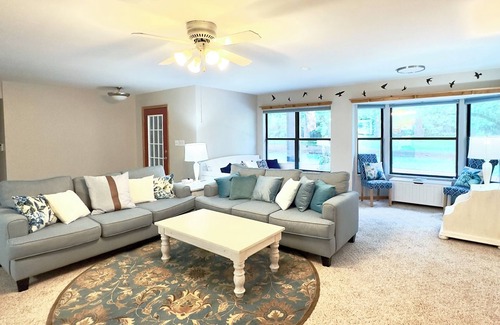 Melrose Autre | Comfortable Farmhouse Retreat Near Lake Santa Fe: Sleeps 16!