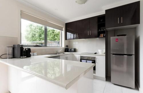 Newnham Maison | Comfortable Home 10 Minutes from Town - Wifi and Garage