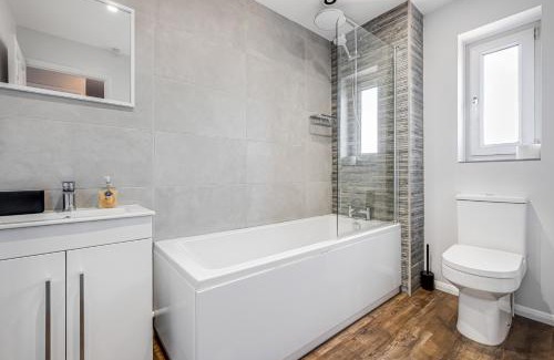 Wootton Appartement | Comfortable Home away from Home with FREE Parking