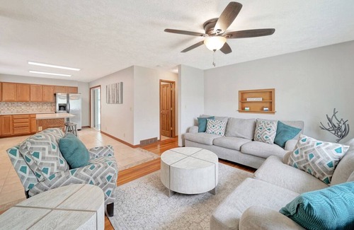Lincoln Maison | Comfortable Home Away with Wi-fi + Po