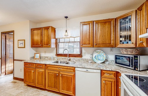 Newport Maison | Comfortable home near beach with enclosed porch, washer/dryer, & central AC