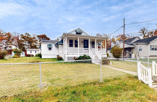 Odenton Maison | Comfortable home with a work desk, washer/dryer, streaming, & internet
