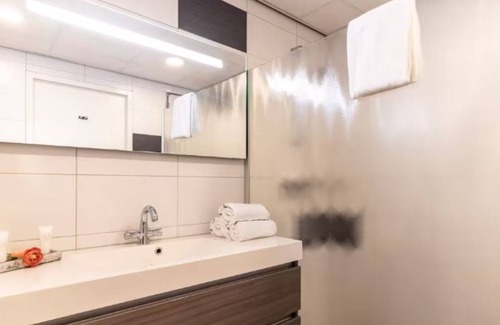 Zevenbergen Hôtel | Comfortable Hotel Room in Zevenbergen – Near Moerdijk Port, Parking & Dining
