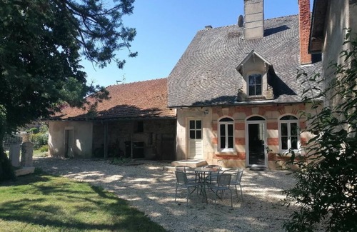 Nalliers Maison | Maison confortable avec piscine et parc arboré près de la rivière