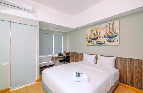Duren Sawit Appartement | Comfortable Pool View Studio Room at Gateway Park LRT City Jatibening Apartment By Travelio