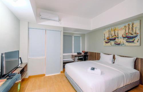 Duren Sawit Appartement | Comfortable Pool View Studio Room at Gateway Park LRT City Jatibening Apartment By Travelio
