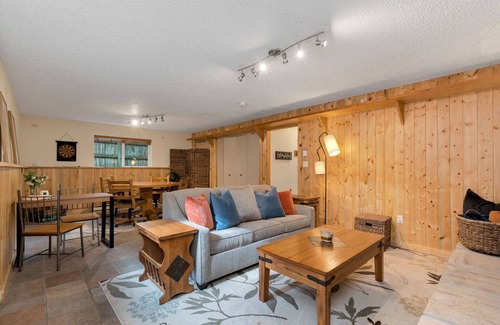 Cedar Village Maison | Private 4 Bdrm-2 Bath Home on Springcreek TrailFort Collins neighborhood haven