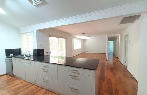 Baulkham Hills Maison | Comfortable Queen Room in Baulkham Hills - BH2