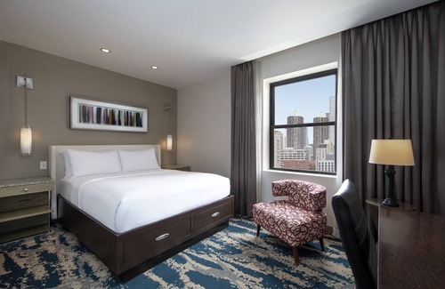 Near North Side Hôtel | Comfortable Queen Stay w/ Earth Tone Furniture! Pet Friendly Near 360 Chicago!