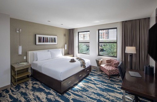 Near North Side Hôtel | Comfortable Queen Stay w/ Earth Tone Furniture! Pet Friendly Near 360 Chicago!