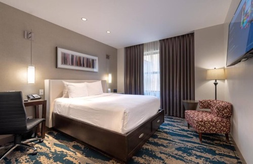 Near North Side Hôtel | Comfortable Queen Stay w/ Earth Tone Furniture! Pet Friendly Near 360 Chicago!