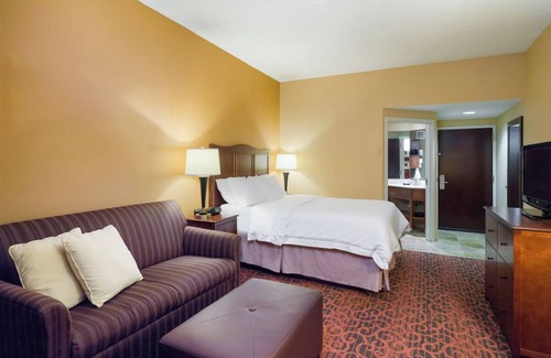 Carlisle Hôtel | Comfortable Room Near I-76 with Free Breakfast – Perfect for Leisure and Work