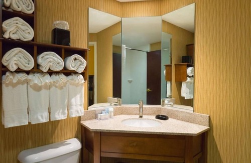Carlisle Hôtel | Comfortable Room Near I-76 with Free Breakfast – Perfect for Leisure and Work