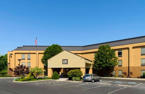 Carlisle Hôtel | Comfortable Room Near I-76 with Free Breakfast – Perfect for Leisure and Work