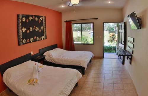Potrero Hôtel | Comfortable room with 2 beds in charming hotel in Potrero with pool - TV and AC