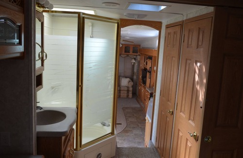 Bouckville Maison | RV confortable situé sur un terrain de camping à service complet dans le Ciderhouse Campground