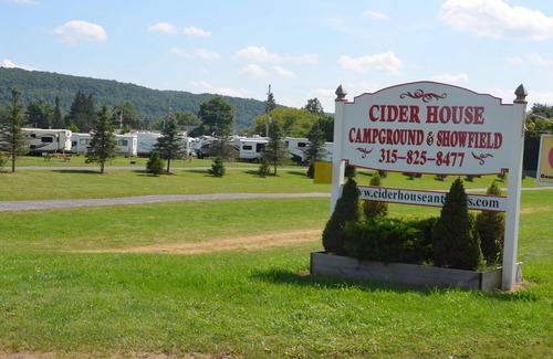 Bouckville Maison | RV confortable situé sur un terrain de camping à service complet dans le Ciderhouse Campground