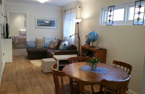 St Ives Appartement | Comfortable, safe, quiet one bedroom granny flat; walk to shops and buses