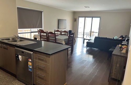 Tarneit Maison | Comfortable stay with Movie/ Sport App on TV