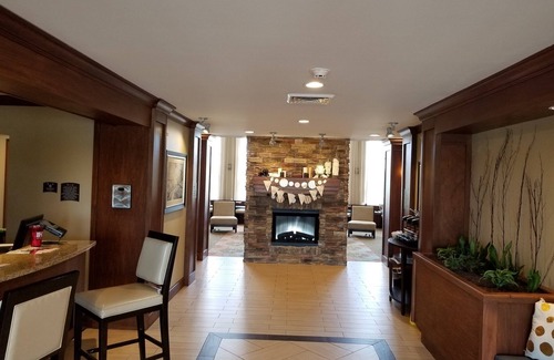Rossford Appartement | Comfortable Studio Suite in Rossford | Shared Indoor Pool + FREE Breakfast!
