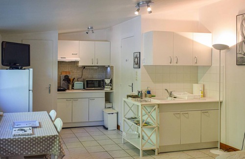 Chervettes Appartement | Comfortable studio with private pool for activities in the area.