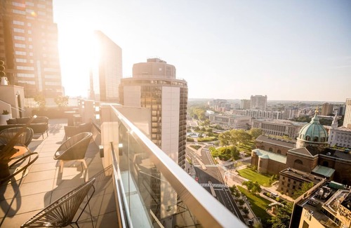 Center City Hôtel | Comfortable Suite Ideal for Family-Friendly Adventures | Pet-Friendly Stay