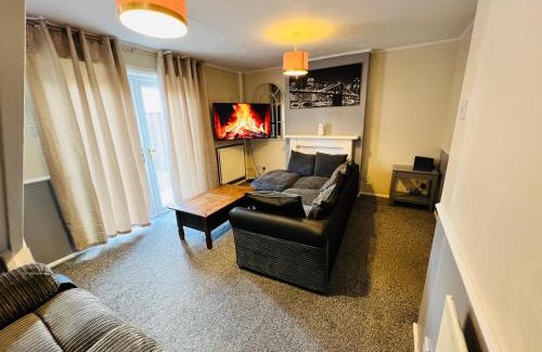 Newton Aycliffe Maison | Comfortable Two Bedroom Home DL5 with Garden Parking and Free WiFi