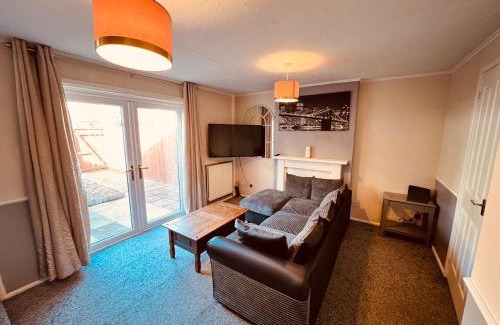 Newton Aycliffe Maison | Comfortable Two Bedroom Home DL5 with Garden Parking and Free WiFi