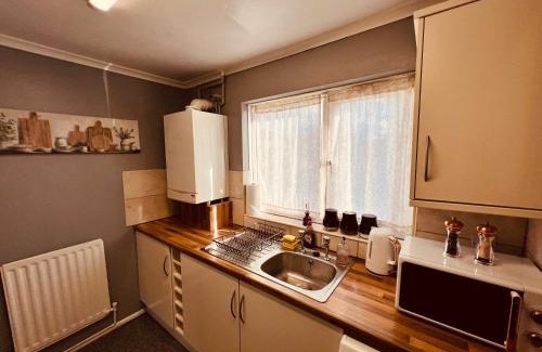 Newton Aycliffe Maison | Comfortable Two Bedroom Home DL5 with Garden Parking and Free WiFi