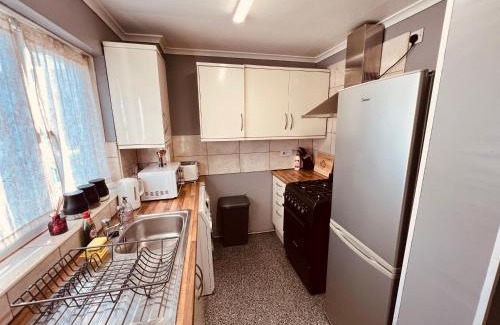 Newton Aycliffe Maison | Comfortable Two Bedroom Home DL5 with Garden Parking and Free WiFi
